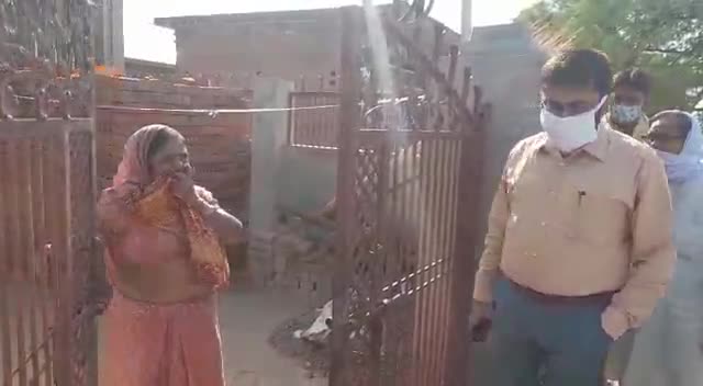 #मोहम्मदाबाद देवदूत बनकर आए जिलाधिकारी मानवेंद्र सिंह ने ग्राम वासियों को बांटी कोरोना की दवा किट जाने ग्रामीणों के हाल