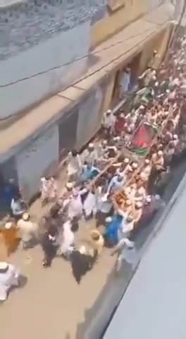 अब इस वीडियो पर जेहादी बिल्बिलायेंगे आप लाख समझाओ कॅरोना में डिस्टेंस रखो लेकिन ये #जेहादी मरनी पर भी ताकत दिखाएंगे और #