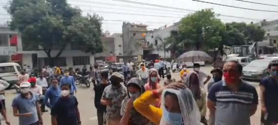 रुद्रपुर: @ रूद्रपुर #आवास विकास @  गुरुद्वारा परिसर में #टीकाकरण के तहत #18 से  # 44 वर्ष के लोगों टीका लगाया गया
