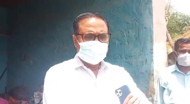 अलवर। #रामगढ़ के चोमा गांव में जिला कलक्टर ने 4 मृत बच्चो के परिजनों को 4 लाख का चेक सौंपा, जिला कलेक्टर ने कहा...
