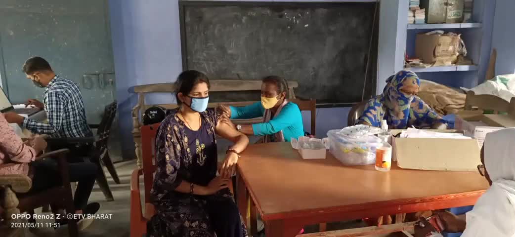 गोपालपुर: सैदपुर के मध्य विद्यालय में 70 लोगों को लगाया गया कोरोना का टीका #गोपालपुर