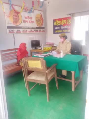 भिनगा: #मिशनशक्ति कार्यक्रम के तहत थाना सिरसिया पर स्थापित महिला हेल्प डेस्क पर जनसुनवाई करती महिला पुलिसकर्मी।