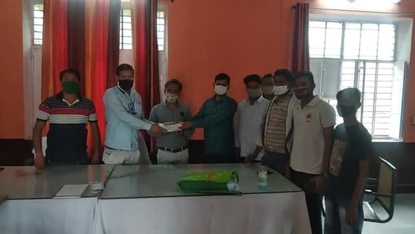 बीएसपी कार्यकर्ताओं ने बाटे मास्क #सूरौठ