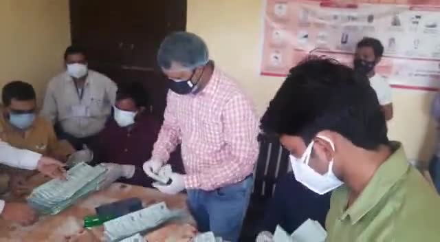 कमालगंज ब्लाक में खुली #मतपेटी निकले #वोटों की गिनती जारी जिसमें भडोसा अजीजलपुर और बिचपुरी के ग्राम की हो रही है मतगणना
