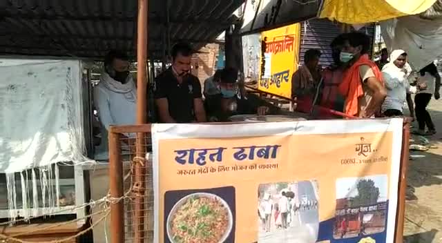 मोहनिया भाग 2 के#जिला_पार्षद युवा भावी प्रत्याशी#प्रताप_यादव के द्वारा#कोरोना महामारी में मुफ्त में#खाना का व्यवस्था किय