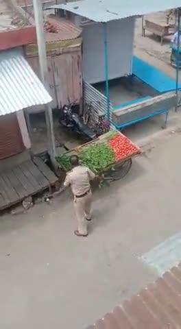 इकौना: इकौना पुलिस दिनांक 10 मई को गरीब सब्जी वाले के ठेले के साथ दुर्व्यवहार करती हुई दिखाई दी।

#निंदनीय कृत