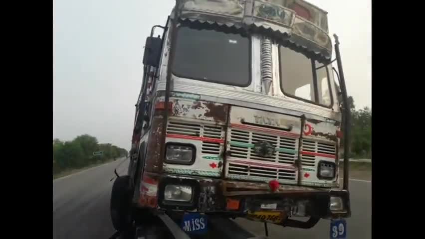 बेगमपुर के अचलपुर के पास रुपईडीहा से बहराइच जाने वाले मुख्य मार्ग हाईवे पर ड्राइवर की लापरवाही से ट्रक रात डिवाइडर #bhr