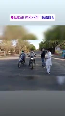 #नगर परिषद कार्यालय की ओर से गुजरते मुसाफिर जिन्हें #मास्क वितरण कर इसका सदैव #उपयोग करने की #समझाइश दी गई ।