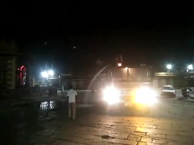 जोधपुर के घंटाघर clock tower को हाइपोक्लोराइट से #सैनिटाइज करते नगर निगम के #कर्मचारी #कोराना को हराने का हर संभव प्रयास