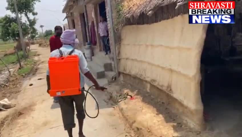 कोरोना वायरस कोविड19 से बचाव हेतु ग्राम विकास अधिकारी ने केमिकल रसायन युक्त सैनेटाईज कराया।
#Shravasti_Breaking_News
