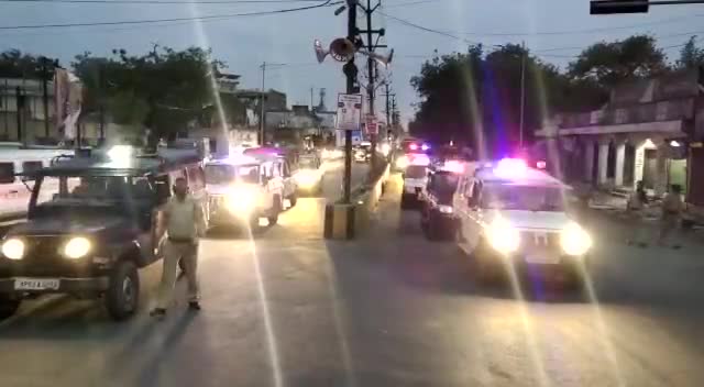 मुरैना नगर: morena police Flag march.
.
.
.
.
#lockdwon #morena #mp #kafila