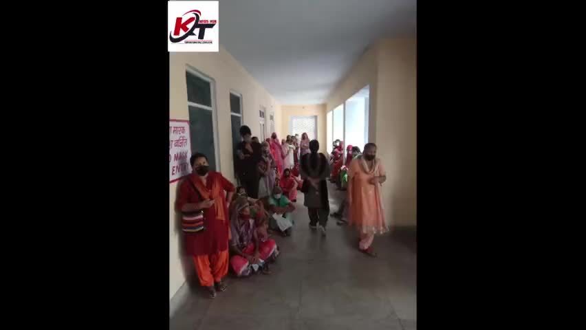बुधवार की सुबह पीडब्ल्यूडी के गेस्ट हाउस में बनी वैक्सीनेशन सेंटर में लगी लंबी कतार #कहां है 2 गज की दूरी