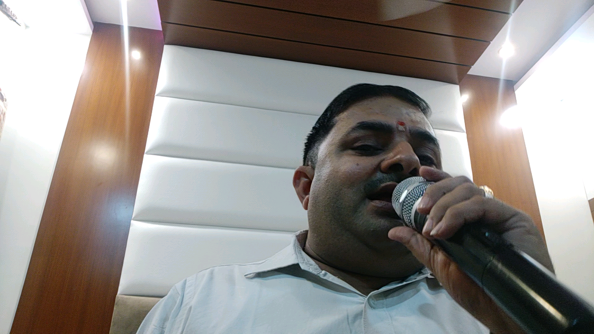 फिलहाल कुछ दिन घर पर ही रहना सर्वोत्तम
घर रहकर एन्जॉय करें संगीत सुने परिवार साथ समय विताए अपना सबका ध्यान रखें #usemask