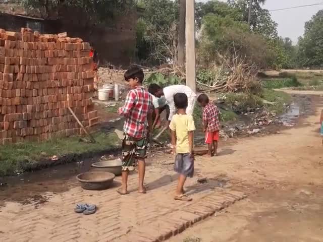चौगाईं: #अभी तक मुरार गावँ  के 5 नम्बर वार्ड मे नही हुआ रोड नाले का ढलाई, मुस्किल का सामना करते हुवे ग्रामीणो द्वारा हुआ सफाई