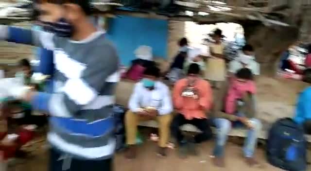 कुलपहाड़: अकौना में दिल्ली से आ रही प्रवासी मजदूरों की बस पलटने से #अकौना प्रधान गोपाल कुशवाहा ने सभी मजदूरों को लंच वित