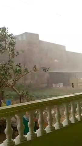 तौकते तूफान का असर : सवाई माधोपुर में तेज आंधी के साथ बारिश, गिरे कई पेड़
#ashu_lyricist
#iamashu #rain #Taukte #storm