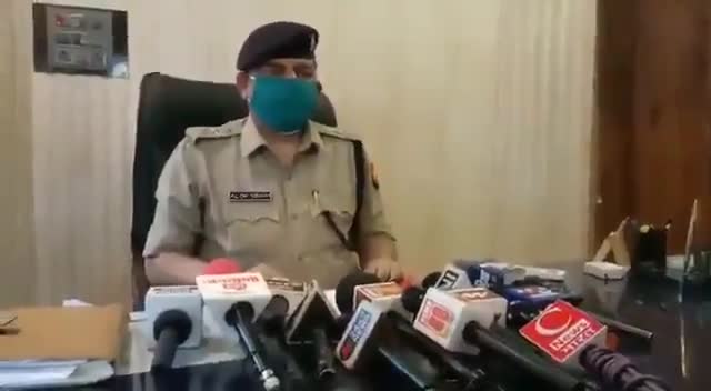 #शमशान से मृत लोगों के कपड़े चुराकर अपनी दुकान पर बेचने वाले प्रवीण जैन इलाके के एक बड़े कपड़ा व्यापारी हैं.