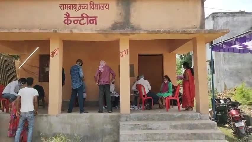 हिलसा: शुक्रवार को #हिलसा रामबाबू उच्च विद्यालय स्थित #टीकाकरण केन्द्र पर बिना जाँच के नहीं लगाया गया टीका