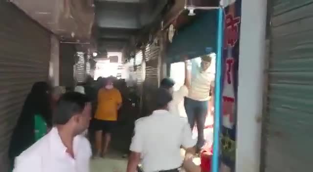 लॉकडाउन में बिना अनुमति के शटर गिराकर कपड़े बेच रहे दुकानदार को पुलिस ने रंगे हाथों पकड़ा  #begusari