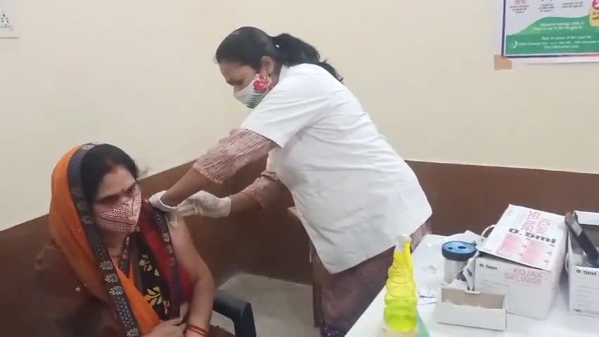 इकौना: इकौना सामुदायिक स्वास्थ्य केंद्र में 10 लोगों को दी गई कोविड-19 की दूसरी डोज #कोविड_टीकाकरण