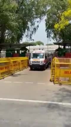 भारतीय राष्ट्रीय कांग्रेस द्वारा दिल्ली के सड़कों पर उतारी गयी  #AMBULANCE 24×7 फ्री सेवा।
