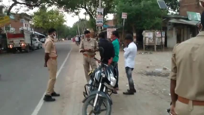 टेढ़ीमोड चौराहे पर सैनी थाना की पुलिस ने चलाया सघन वाहन चेकिंग अभियान ,कई गाड़ियों का कटा चालान।
#kaushambipolice