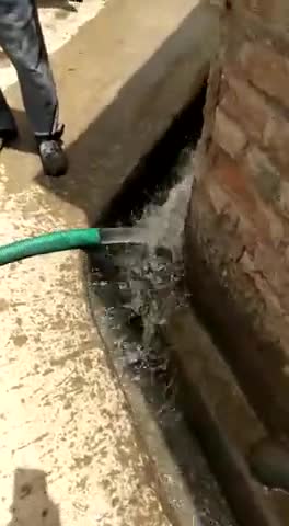 बीकानेर: घोर लापरवाही लोगो के पास पीने को पानी नही  और टैंकर चालक संस्था कि धोंस देकर पानी को नाली मे बर्बाद कर रहे है।﻿#Bkn