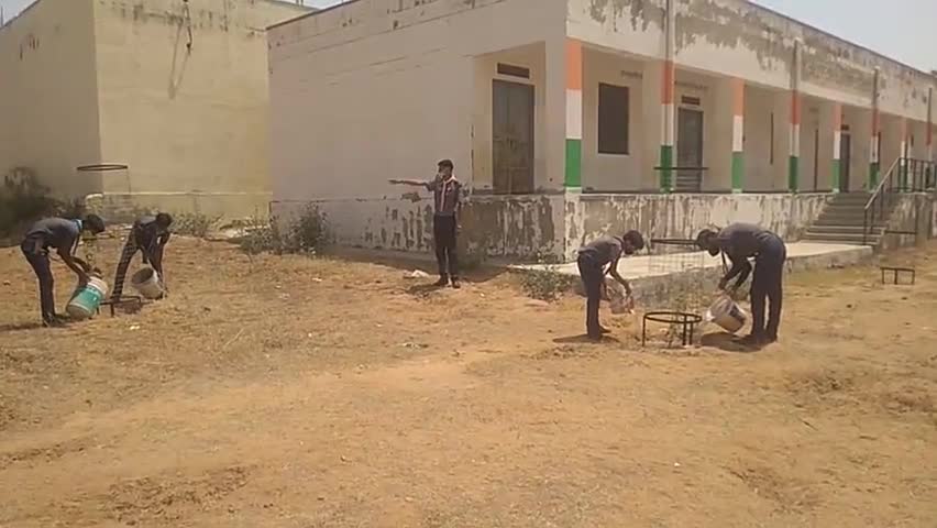 स्थानीय संघ श्रीमाधोपुर के रोवर विकास कुमार पलसानिया के नेतृत्व में पेड़ पौधों में पानी देते हुए #bsgsankalp 
#bsgindia