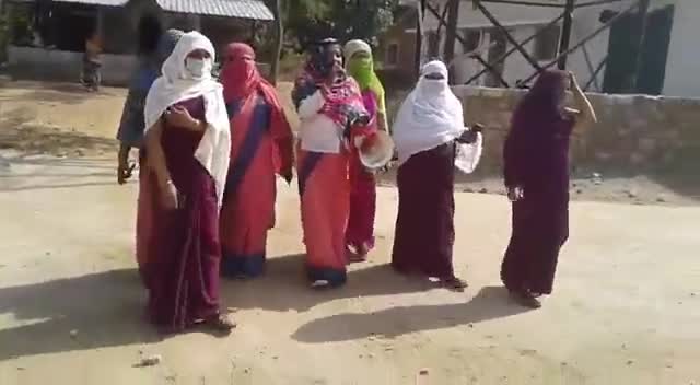 प्रतापगढ़-आंगनबाड़ी कार्यकर्ता महिलाओं की अनोखी पहल, गीत गाकर टीका लगवाने हेतु कर रही लोगों को जागरूक।

#जागरूकता_अभियान