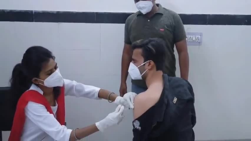 आज मकराना के राजकीय चिकित्सालय में युवा साथियों के साथ कोरोना का पहला टीका लगवाया आप भी टिका जरूर लगवाये 
#vacccination