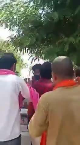 सिद्धार्थनगर में कोरोना की जमीनी हकीकत दिखाना इस पत्रकार भाई को महंगा पड़ गया।
#कोरोना #यूपी #गुंडई