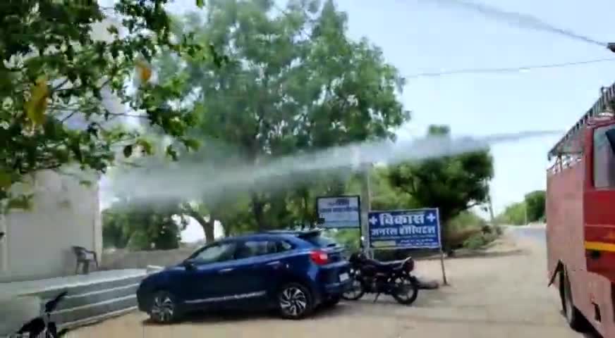 फागी: चाकसू विधायक वेद प्रकाश सोलंकी ने माधोराजपुरा ग्राम पंचायत में कराया हाइपोक्लोराइट का छिड़काव #माधोराजपुरा #फागी