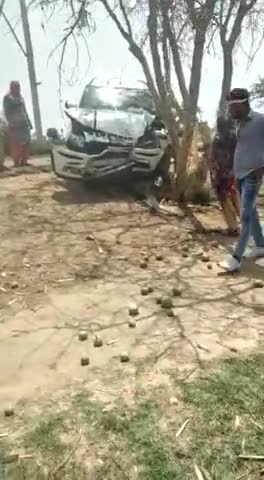 हापुड़: जिला हापुड़ के गांव का सिकंदरपुर काकोरी में बेल पत्थर से टकराई ब्रेजा कार #Viralnews@#bhameda#ssk