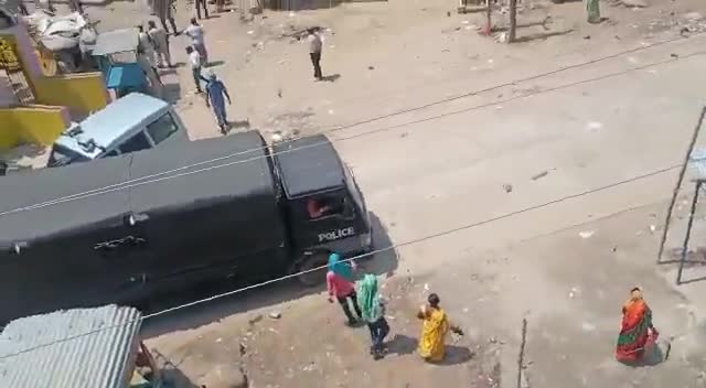 #Nawada police lockdwon  ka sakti se palan karte huye kai dukan kaya band or jam kar barshai #लाठी dukan ke andar bhi