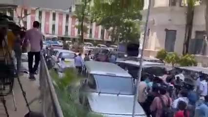 #Bengal 
कोरोना और बंगाल की जनता की सुरक्षा की ऐसी तैसी कर के बंगाल की नवनियुक्त मुख्यमंत्री ममता सीबीआई ऑफिस पर धरना