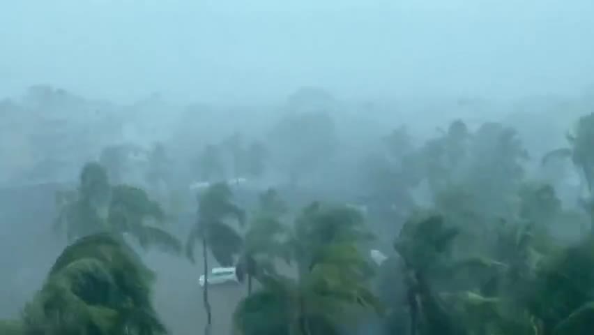 ऊपरवाले के ताकत के आगे शान्त होकर झुकना ही समय का पैगाम है।
#CycloneTauktae