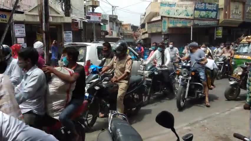 कोरोना संक्रमण भूल सड़को पर निकले लोग पदम सिंह गेट पर लगा जाम।
#खुर्जा