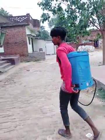 मिठौरा:ग्राम सभा #हरदी में #कोरोना महामारी से #बचाव हेतु ग्राम प्रधान #नरेंद्र दास द्वारा कराया गया गांव को #सेनिटाइज।