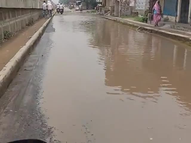गोरखपुर: ye hai sonbarsa bajar ke pipraich mod ka hal..jha aye din rahgir hadse ka sikar ho rhe hai....dukhad@#pH#
