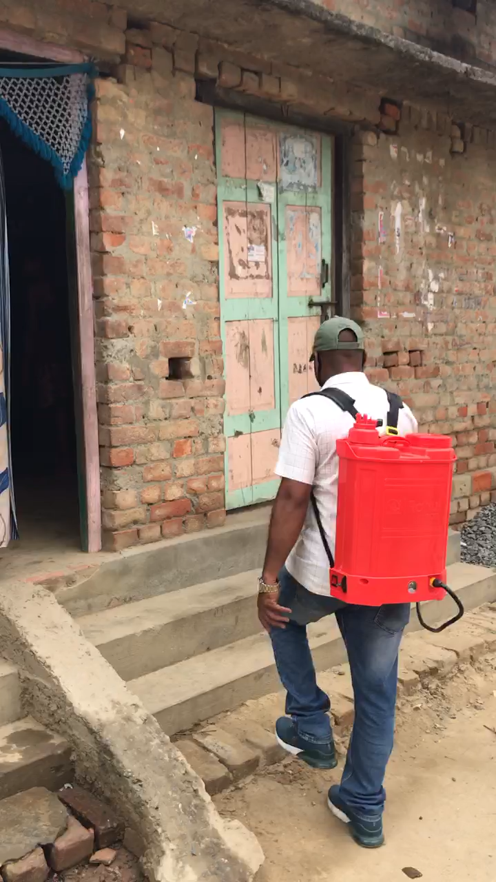 महाराजगंज: वर्तमान प्रधान तेंदुआहिया ,ब्रहमानंद धारिया द्वारा sodium hypochlorite (sanitisation)का छिड़काव करवाया गया 

 #covid #besafe