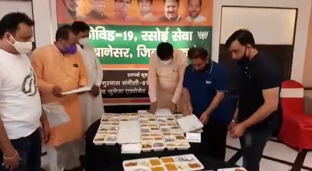आज होटल सैफरॉन के द्वारा चलाई गई कोविड-19 रसोई सेवा में भोजन पैकिंग सेवा का योगदान दिया 
#gurnammangoli 
#nayabsaini