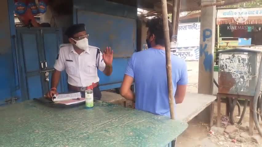 चूरू: चूरू शहर में पुराने बस स्टैण्ड पर यातायात पुलिस हैड कांस्टेबल जितेन्द्र सिंह द्वारा वाहनों के काटे चालान। #churu #lockdo