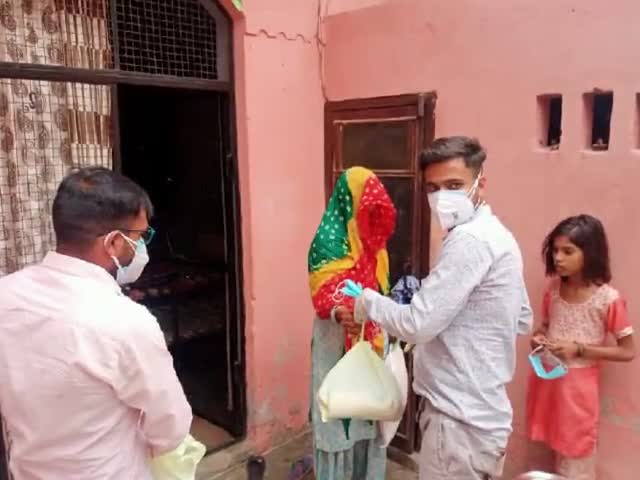 हापुड़: ग्राम उपैड़ा में समाजसेवी संस्था #helpinghands के सदस्यों द्वारा ग्राम में गरीबों को राशन किट का वितरण किया गया ।।