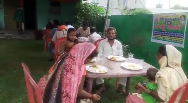 फारबिसगंज:लालू रसोई राजद कार्यालय फारबिसगंज में आज दूसरा दिन है करीब करीब200लोगों ने भोजन किया#नौशाद अहमद