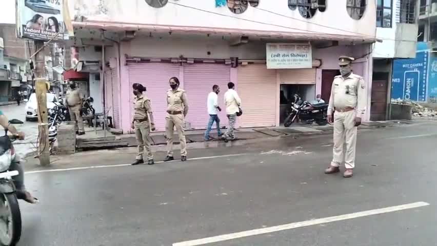 देेेवरिया: #आंशिक कर्फ्यू का क्या असर है इन तस्वीरों में देवरिया हनुमान मंदिर पर देख सकते हैं@DM