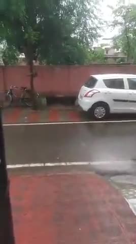 शुभ प्र्भात: आज सुबह सुबह बरसात का मनमोहक नजारा | रिमझिम रिमझिम बरसात होती हुई #narukaneeraj1 #lockdown