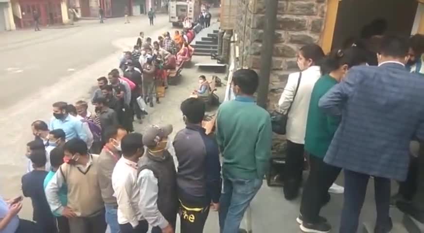कोरोना का टीका लगवाने को लगी लोगो की लंबी कतार #shimla #corona #vaccine #mask #covidvaccination #covid19 #corona #bjp