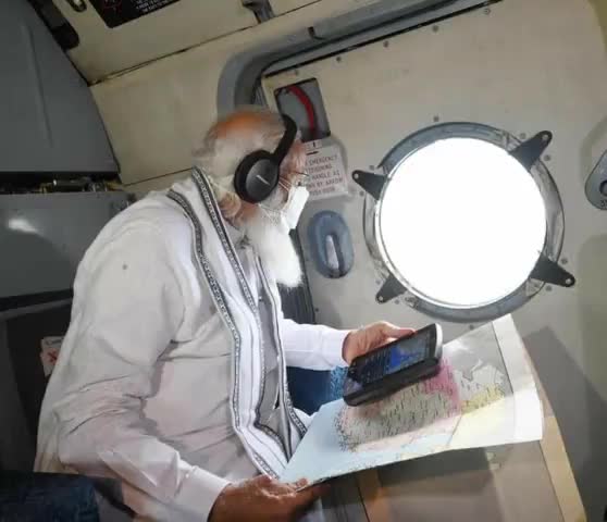 प्रधानमंत्री नरेंद्र मोदी ने #CycloneTauktae से प्रभावित इलाक़ों में हुए नुकसान का जायजा लेने के लिए हवाई सर्वे किया,