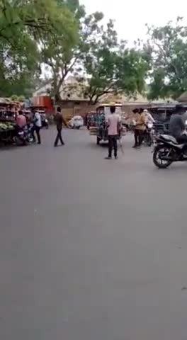 यह है महोबा नगरपालिका के #लाठी बाज जो कि यह लाठी कि दम पर करते हैं ई रिक्शों से वसूली महोबा के तहसील चौराहा का मामला।