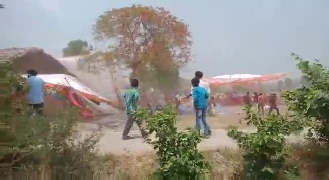 इतना #खतरनाक #तूफान आया लोग यहां से भाग रहे हैं पेड़ बड़े गिरने की #संभावना है